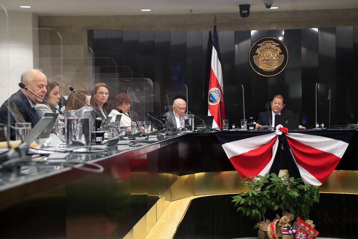 Imagen que contiene interior, tabla, persona, hombre
Descripción generada automáticamente